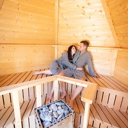 Деревянный коттедж La Bulle De Chantilly - & Sauna Privatifs & Petit Dejeuner Gourmand *