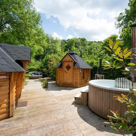 Деревянный коттедж La Bulle De Chantilly - & Sauna Privatifs & Petit Dejeuner Gourmand *